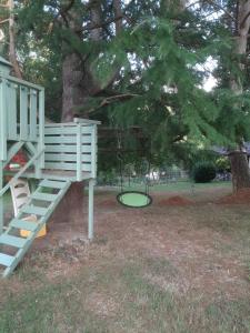 Zahrada ubytování A la Volette, chambres d'hôtes, 2 à 6 personnes, linge et petit déjeuner inclus, jeux-cabanes pour enfants,