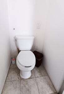 a bathroom with a white toilet in a room at Pequeña habitación London en GDL in Guadalajara