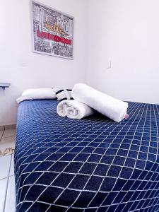 a bed with towels on top of it at Pequeña habitación London en GDL in Guadalajara