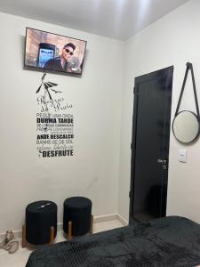 a bedroom with a wall with a picture on it at Descanso Garantido em Pipa Praia a 3 Minutos de Você in Pipa