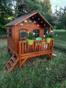 Zahrada ubytování A la Volette, chambres d'hôtes, 2 à 6 personnes, linge et petit déjeuner inclus, jeux-cabanes pour enfants,