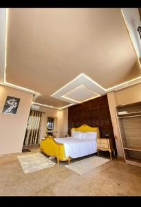 Auberge rahha的一间卧室配有一张带黄色床头板的大床