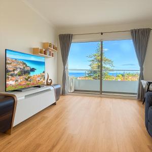 Μια τηλεόραση ή/και κέντρο ψυχαγωγίας στο A ROSA - T1 in Caniço - 10 Minuten nach Funchal