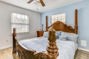 Katil atau katil-katil dalam bilik di 7 Mi to Dtwn Houston Family Home with Patio and Yard