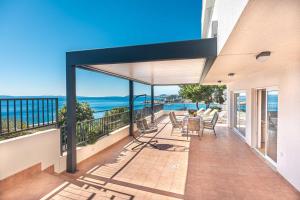 ein Balkon mit Blick auf das Meer in der Unterkunft Apartments Sinovcic with terrace & sea view, 4 min walk to the beach in Podstrana