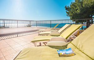 eine Reihe von Liegestühlen auf einem Pool in der Unterkunft Apartments Sinovcic with terrace & sea view, 4 min walk to the beach in Podstrana + 75 Fotos