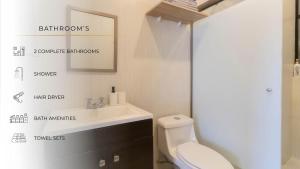 une salle de bain avec des toilettes blanches et un lavabo dans l'établissement 306 Zocalo Cathedral 2Bdrm 2bath apt AC Rooftop, à Mexico