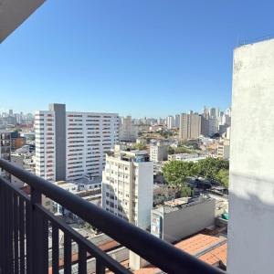 ระเบียงหรือลานระเบียงของ 73NV Studio Liberdade SP 300 metros Estação Japão Liberdade acomoda até 03 pessoas