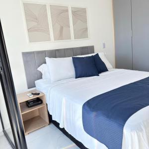เตียงในห้องที่ 73NV Studio Liberdade SP 300 metros Estação Japão Liberdade acomoda até 03 pessoas