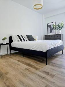 Un dormitorio con una cama y suelo de madera. en Stay in Faro Riamar, en Faro