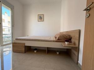 Bett in einem Zimmer mit einem Bettrahmen aus Holz in der Unterkunft Chez simo in Tangier + 2 Fotos