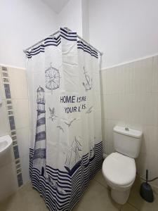 ein Badezimmer mit einem Duschvorhang mit einem Leuchtturm in der Unterkunft Chez simo in Tangier