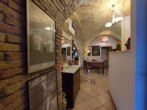a kitchen and dining room with a brick wall at Le Colline di Castellana in Cerratina