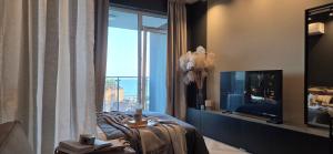 Μια τηλεόραση ή/και κέντρο ψυχαγωγίας στο Apartament Giżycko Studio 57 , kawalerka z widokiem na jezioro