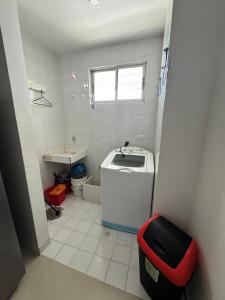 a small bathroom with a washing machine and a toilet at Apartamentos Mi Reserva OK - Arrecife in Coveñas
