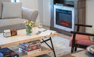 ein Wohnzimmer mit Couch und Kamin in der Unterkunft Revytalise - Cozy 3 Bedroom Condo in Revelstoke