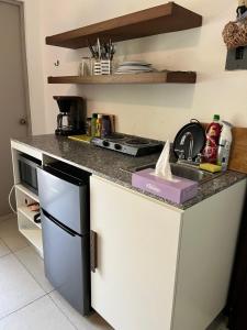 Kuchyň nebo kuchyňský kout v ubytování Tiki Tiki Cosy Studio