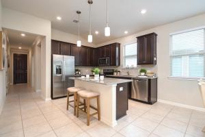 サンアントニオにあるTexas Luxury Home at Redlandのキッチン(ブラウンキャビネット付)、キッチンアイランド(バースツール付) +22枚の写真