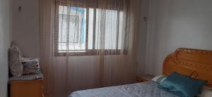 Postel nebo postele na pokoji v ubytování Logement entier, Jebha