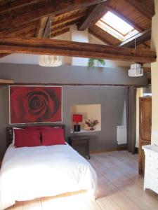 1 dormitorio con 1 cama blanca grande con almohadas rojas en Casa de los Judi­os, en Sigüenza
