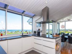 Η κουζίνα ή μικρή κουζίνα στο 5 star holiday home in Hejls