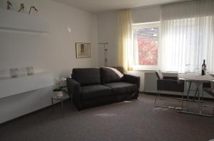 ein Wohnzimmer mit einem Sofa und einem Tisch in der Unterkunft Altstadtappartement Königswinter in Königswinter