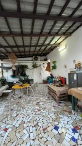 Posezení v ubytování Tropicali ⁿᵉᵃʳ ⁿᵍᵒʳ ᵇᵉᵃᶜʰ ᵃⁿᵈ ⁱˢˡᵃⁿᵈ