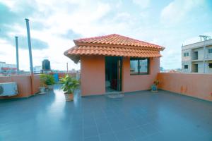 a small building on the roof of a building at Residence Cabral in Guediawaye