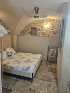 a small bedroom with a bed and a ceiling at Nid Minéral - Suite voûtée de charme au cœur de Vallon Pont d'Arc in Vallon-Pont-dʼArc +15 photos