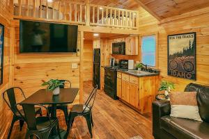 un soggiorno con tavolo e cucina in una cabina di Blue Buffalo Resort a Island Park