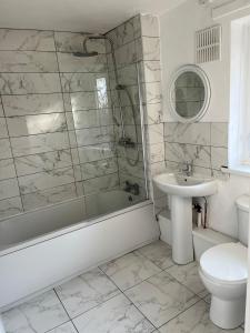 マンチェスターにある3 bedroom Luxurious property 5Mins from heaton parkのシャワー、トイレ、洗面台を備えたバスルーム +21枚の写真