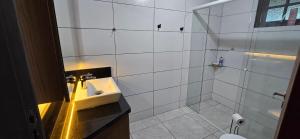 Koupelna v ubytování Cabana do Aviador vista Montanhas + 7 fotografií