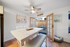 En eller flere senge i et værelse på Cozy La Jolla Bungalow Near Beach & Village