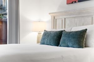 En eller flere senge i et værelse på Cozy La Jolla Bungalow Near Beach & Village + 21 billeder