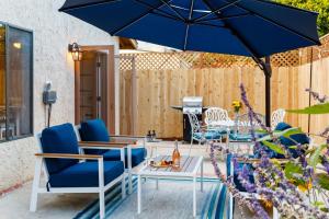 Et opholdsområde på Cozy La Jolla Bungalow Near Beach & Village