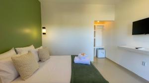 a room with a couch with pillows and a television at Ypê Hospedagem II in Sao Jorge