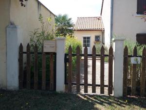 a wooden fence in front of a house at gîte La Valentina, climatisé in Cubjac-Auvézère-Val d'Ans