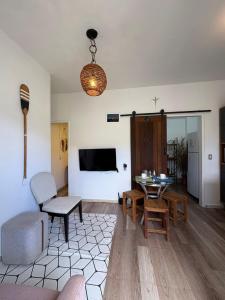 Ruang duduk di Casa de praia com ar condicionado.