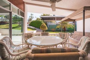 a living room with a table and chairs and a patio at Gran casa con alberca climatizada jacuzzi y asador in Cuernavaca