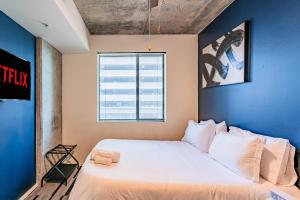 Postel nebo postele na pokoji v ubytování Relaxing 2BD - Central Downtown - Gym, Pool, Parking