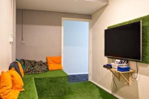 Televisyen dan/atau pusat hiburan di Mad Monkey Broadway