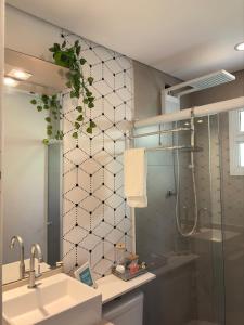 un bagno con lavandino e doccia di Casa nova espaçosa e com ar condicionado a São Sebastião