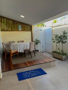 una sala da pranzo con un tavolo e sedie in una stanza di Casa nova espaçosa e com ar condicionado a São Sebastião Altre 21 foto