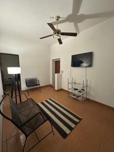 a living room with a ceiling fan and a television at Departamento en el corazón de Tartagal in Tartagal