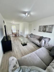 Khu vực ghế ngồi tại Newly refurbed 3 bed home 15mins to Edin city