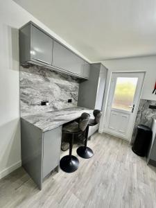 Nhà bếp/bếp nhỏ tại Newly refurbed 3 bed home 15mins to Edin city