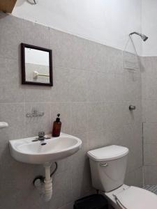 łazienka z umywalką, toaletą i lustrem w obiekcie Casa Rockot w mieście Puerto Escondido +57 zdjęć