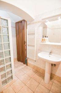 a bathroom with a sink and a mirror at Appartamento La Cittadella in Piombino