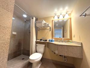 Kupatilo u objektu Ilikai Apt 302 - Spacious Studio with Stunning Ocean & Harbor Views