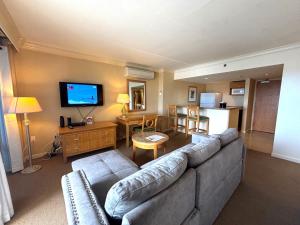 TV i/ili multimedijalni sistem u objektu Ilikai Apt 302 - Spacious Studio with Stunning Ocean & Harbor Views